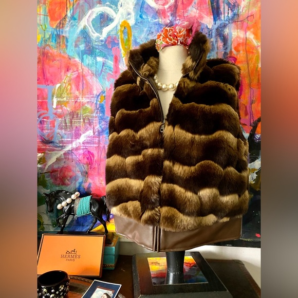 Gorgeous CHICOS Lush Brown Faux Fur VEST Statement Luxury Fashion size 1 NWOT ❤️ - Picture 1 of 10